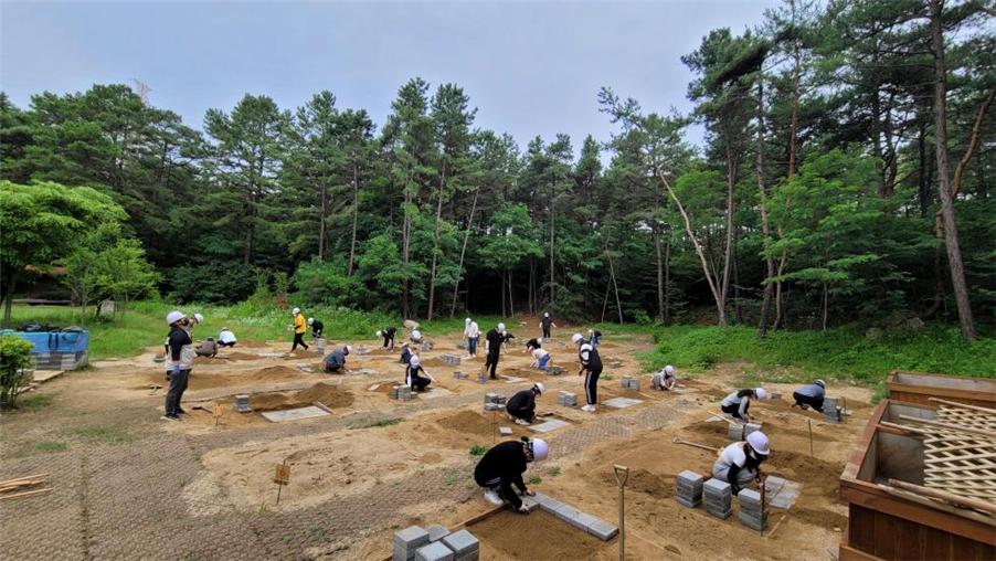 배재대 원예강의동 조경실습장에서 조경학과 4학년 재학생들이 NCS기반 과정평가형 조경기사 취득 대비 실습수업을 진행하고 있다