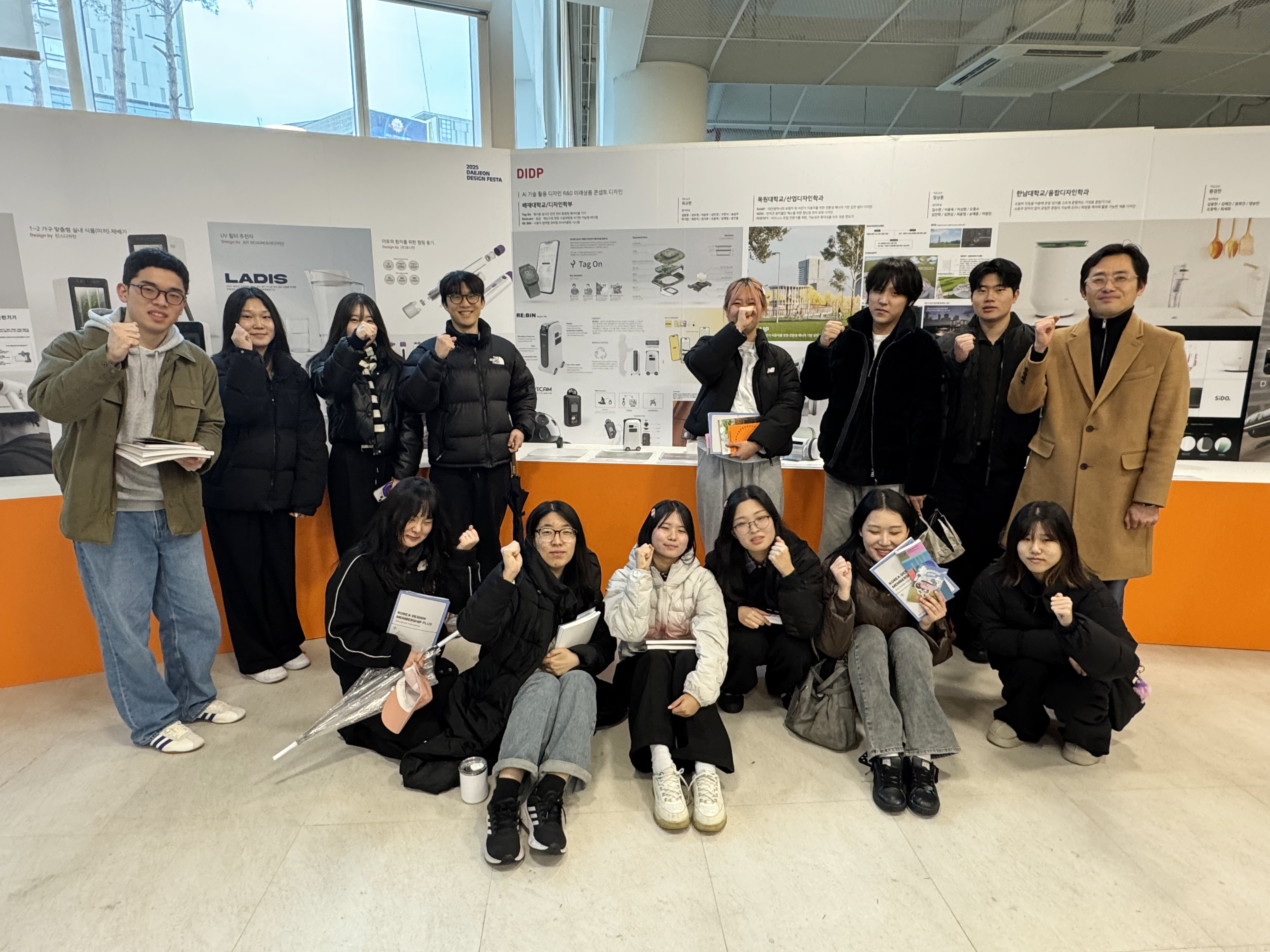 디자인학부 최규한 학부장과 학생들이 기념촬영을 하고있다.